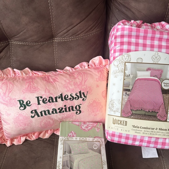 Wicked Pink and White Comforter & Sham Set pillow and sheets